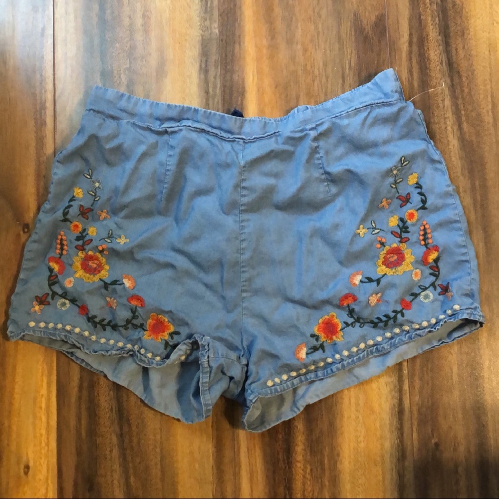 Floral stitched shorts; Size M